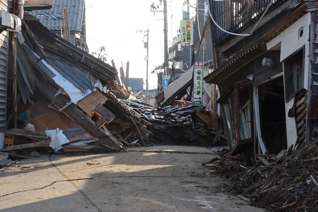 朝市通り周辺は倒壊家屋で通行できない道路が多い