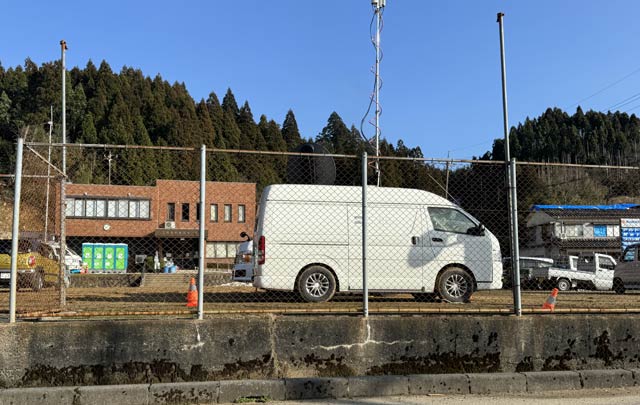 あちこちに携帯キャリアの移動式基地局が