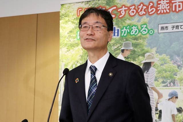 燕市の新年度当初予算案を発表する鈴木市長