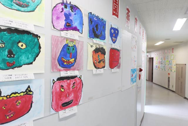 園児絵画展でずらりと並ぶ園児作品