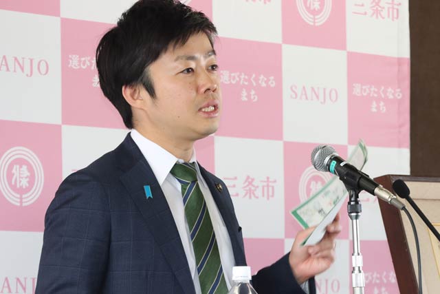 記者会見する滝沢市長