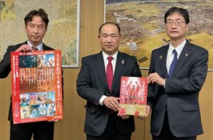 左から小林教育長、中條会長、鈴木市長