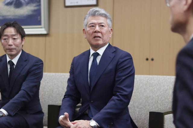 寄付のいきさつなどを話す森井社長