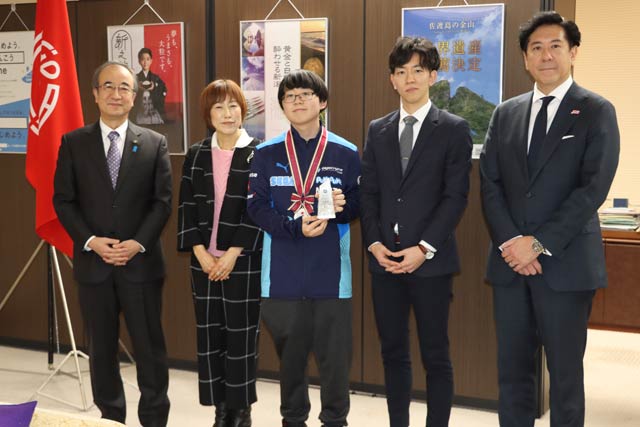 左から花角知事、峰子さん、明宙さん、上田副知事、早川日本eスポーツ連合理事