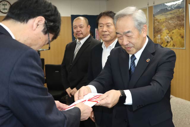 投光器の目録を鈴木市長に手渡す県央電気工事協同組合んの原田理事長ら