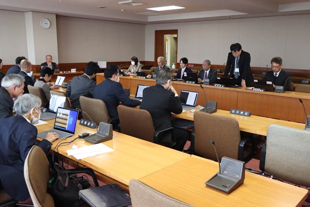 加茂市立小中学校適正化方針案を市議会で示す