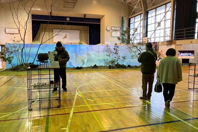 保内小学校の体育館に再現された造園アート「共存と再興」