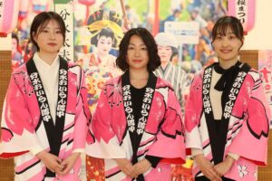 おいらん役に決まった左から坂爪さん、秋和さん、小林さん