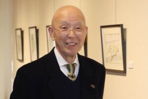 弥彦の丘美術館で開かれている「堀研一作品展」で作家の堀さん