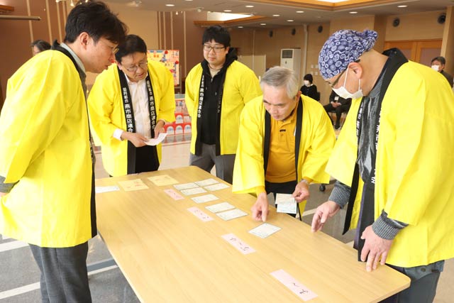 当選した応募券を整理する