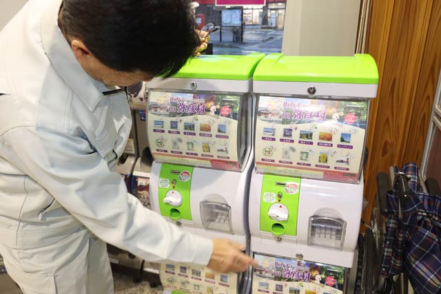 弥彦おもてなし広場と弥彦観光案内所に設置される「街ガチャ in 弥彦村」