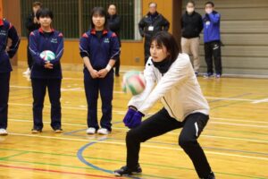 元女子バレー日本代表でロンドン五輪で銅の大友愛さんが燕市で中学生を指導
