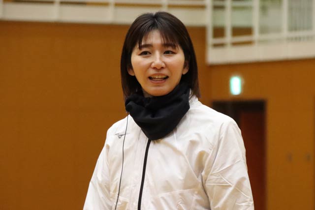 燕市の中学校のバレーボール部員を指導する大友愛さん