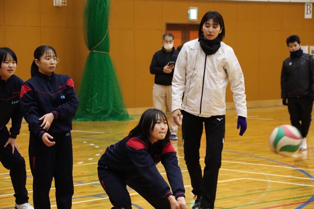 燕市の中学校のバレーボール部員を指導する大友愛さん