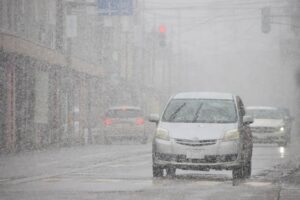 2日午後2時半ごろの三条中央商店街で猛烈な勢いで降る雪