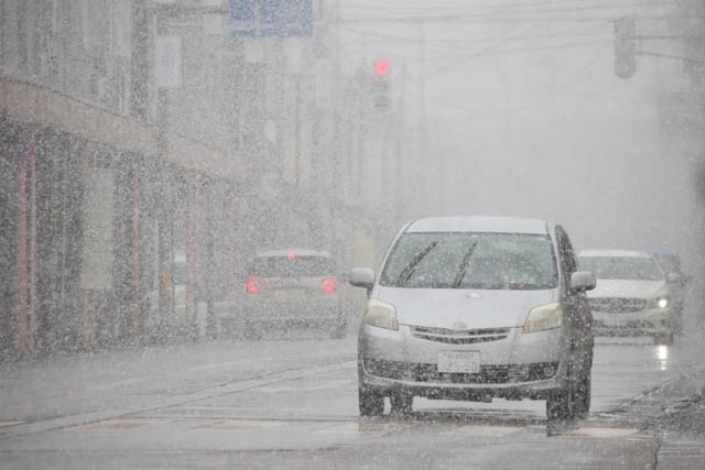 2日午後2時半ごろの三条中央商店街で猛烈な勢いで降る雪