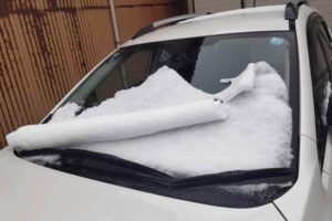 燕市でロールケーキのようになった車のフロントガラスの雪