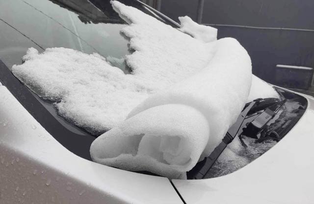 燕市でロールケーキのようになった車のフロントガラスの雪