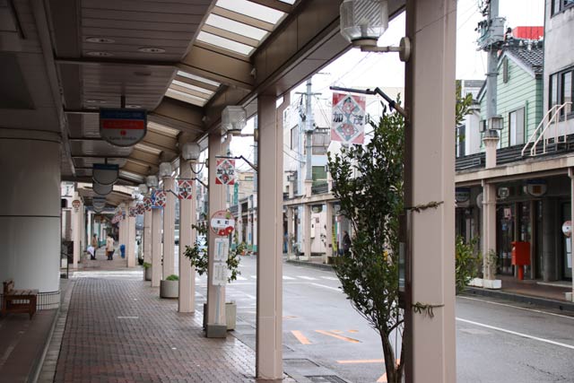 「ながいき川柳」が掲示された加茂市の商店街アーケード