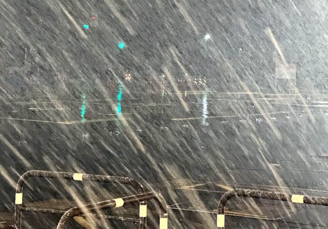 9日夜の燕市で激しく降る雪