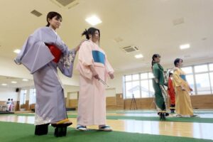 分水おいらん道中で観客を魅了するおいらん役のけいこ始まる