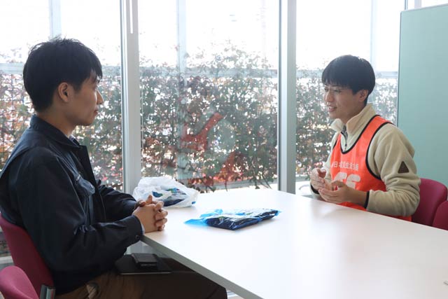 歓談する隼人さんと丸山副代表