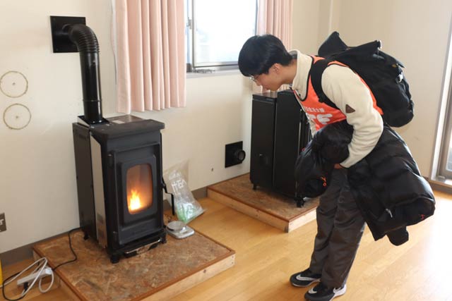 新越ワークスのペレットストーブを見学する丸山副代表