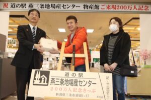 左から鈴木燕市長と古石さん夫婦