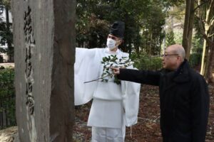 日本初の400m走路を備える競技場があったことを伝える彌彦神社競技場碑