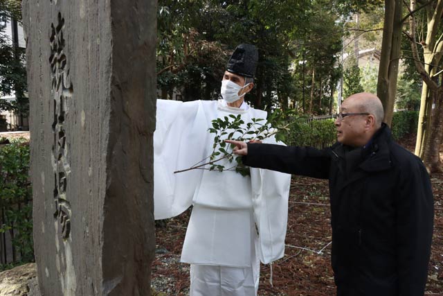 日本初の400m走路を備える競技場があったことを伝える彌彦神社競技場碑