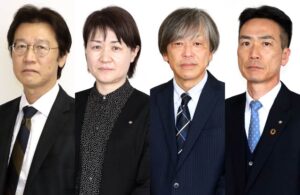 左から企画財政部長に異動する杉本俊哉(燕・弥彦総合事務組合)総務消防局長、市民生活部長に昇格する本間幸美子広報秘書課長、産業振興部長に昇格する柄澤兼二商工振興課長、(燕・弥彦総合事務組合)総務消防局長に昇格する本井裕行税務課長