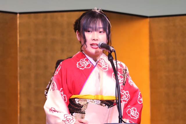 二十歳の決意を述べる遠海さん