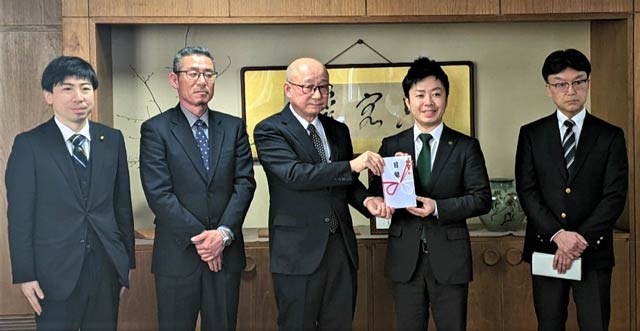 南四日町三・四丁目自治会の寄付の贈呈式　※写真は三条市撮影