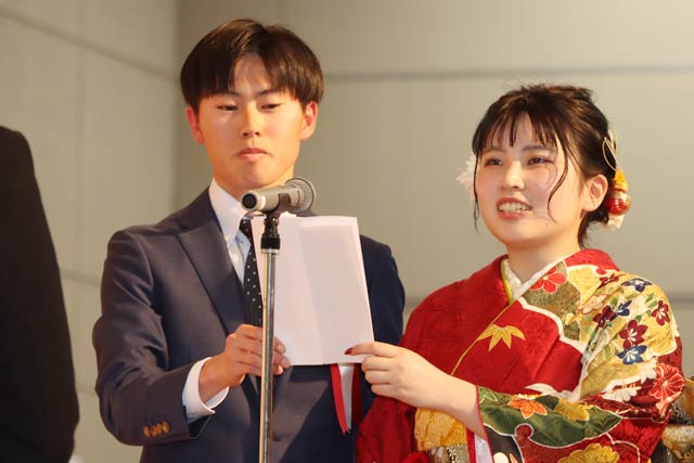 二十歳の言葉を述べる内田さん(左)と塚田さん