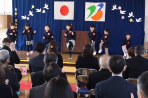 修了式と閉園式で踊って歌を披露する園児