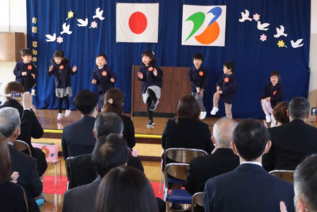 修了式と閉園式で踊って歌を披露する園児