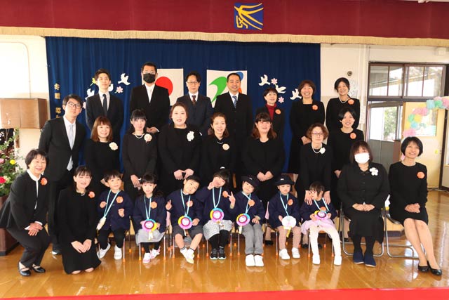 園児と保護者と職員で記念写真