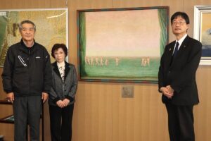 寄付した作品「風の王国」左から大山剛さん、弘子さん、鈴木市長