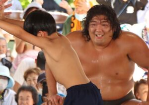 110年ぶり新入幕優勝の尊富士は昨年8月に弥彦で照ノ冨士の奉納土俵入りに同行