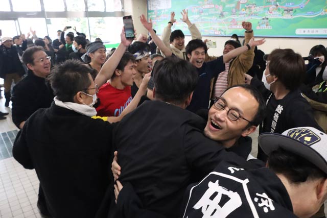 勝利して抱き合って喜ぶ三条勢