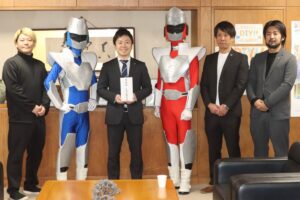 左から結城会長、カジブルー、滝沢市長、カジレッド、山田専務理事、安達魅力発信委員長