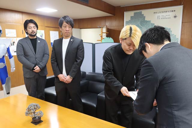 滝沢市長に義援金を託す
