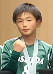 2018年11月に吉田サッカークラブが第24回新津カップ新潟県少年サッカー5年生大会で優勝したときに鈴木市長を表敬訪問したときの石山選手