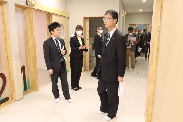 病児・病後児エリアを見学する滝沢三条市長と鈴木燕市長
