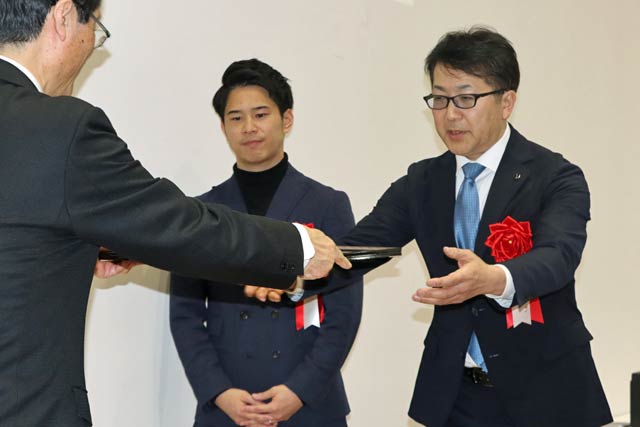 左から鈴木市長、ツインバーの企画デザイン部の青木リーダー、野水社長