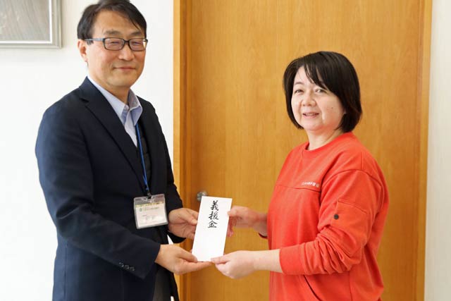 笹川市社協事務局長(左)に能登半島地震義援金を手渡す五十嵐水防学習館長