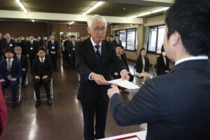 三条市退職者辞令交付式