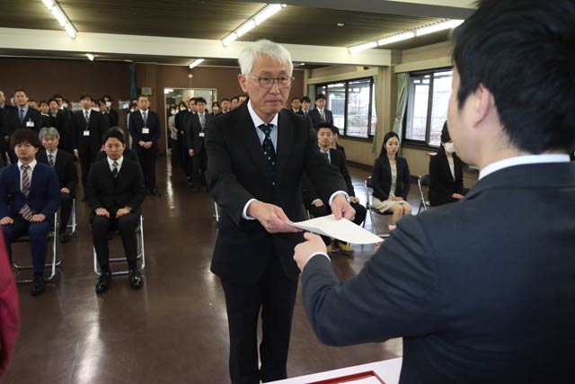 三条市退職者辞令交付式