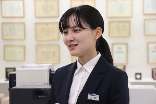 囲み取材に応える上田さん