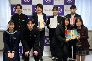 加茂市の中高生や短大生が出演した「能登半島地震コンサート」に寄せられた義援金など約22万円を加茂市に託す
